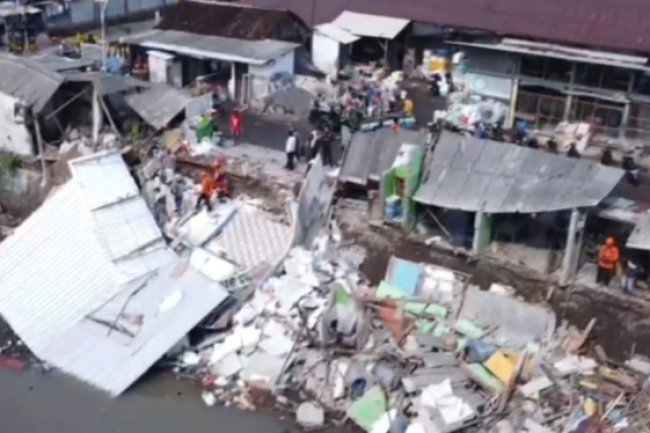 Delapan Kios di Bantaran Sungai Gembong Ambrol, Tak Ada Korban Jiwa