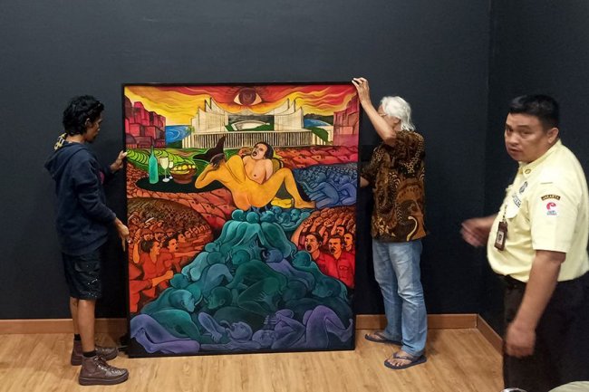 FOTO: Penurunan Lukisan Karya Yos Suprapto di Galeri Nasional