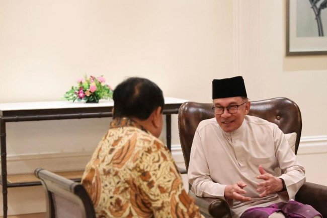 Beda Alasan Prabowo Batal Bertemu PM Malaysia Anwar Ibrahim