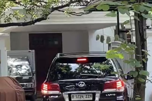 Hasto Kristiyanto Jadi Tersangka KPK, Mobil Lexus Hitamnya Pakai Kode Rahasia