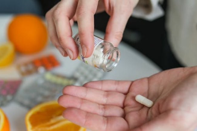 Cuaca Tak Menentu, Seberapa Sering Orang Indonesia Minum Vitamin?