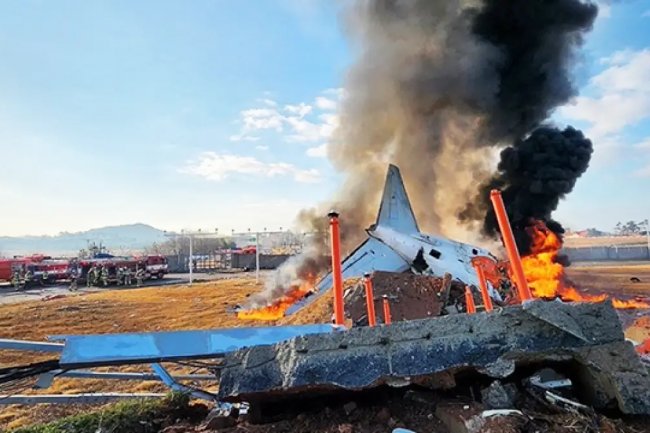 Pesawat Jeju Air Meledak Menabrak Pagar Pembatas di Bandara Internasional Muan Korea Selatan