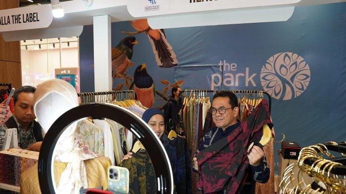 Buka Harbolnas 2024, Menteri Budi Jualan Batik UMKM Lewat Live Shopping