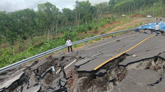 Jalur Lintas Lintas Selatan di Donomulyo Malang Amblas