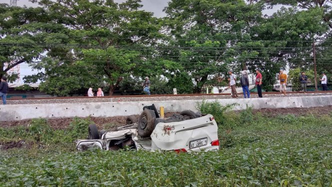 Mobil Minibus Tertabrak KA hingga Terseret 50 Meter di Pasuruan, Sopir Selamat