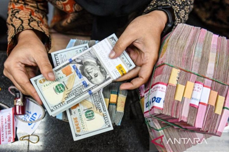 Rupiah turun di tengah meningkatnya inflasi produsen AS