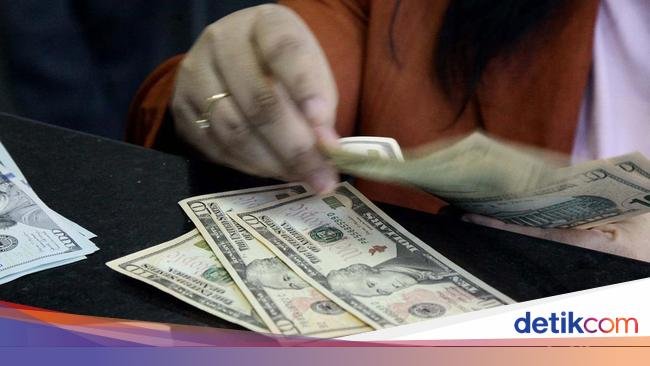 Tekuk Rupiah, Dolar AS Nyaris Rp 16.300!