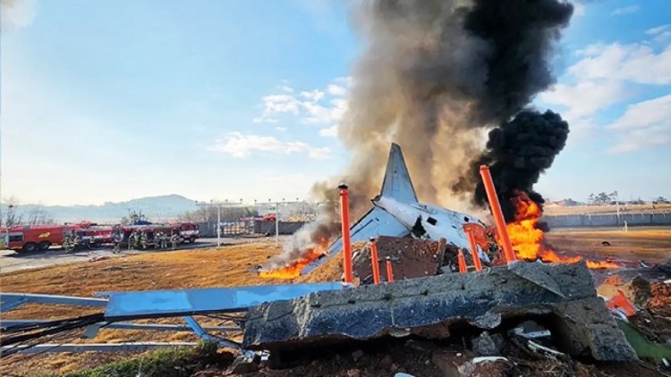 Pesawat Jeju Air Meledak Menabrak Pagar Pembatas di Bandara Internasional Muan Korea Selatan