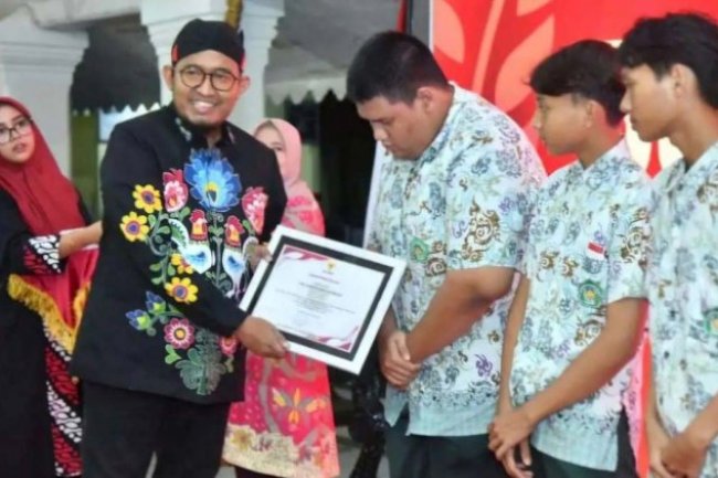 Bupati Fauzi Beri Penghargaan Tim Robotik MAN Sumenep Raih Prestasi Internasional - DPD PDI Perjuangan Jawa Timur