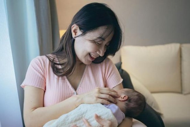 Benarkah Bunda dengan Ekonomi Mapan Cenderung Lebih Sukses Menyusui?
