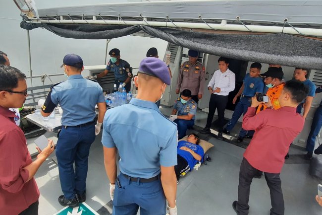Satpolairud Polres Karimun Evakuasi Korban Selamat Akibat Laka Laut Di Perairan Traffic Line Internasional