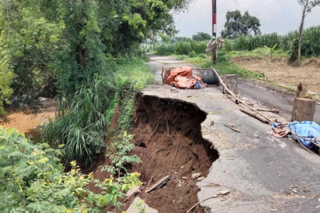 Jalan Rusak Akibat Longsor di Pasuruan Belum Teratasi