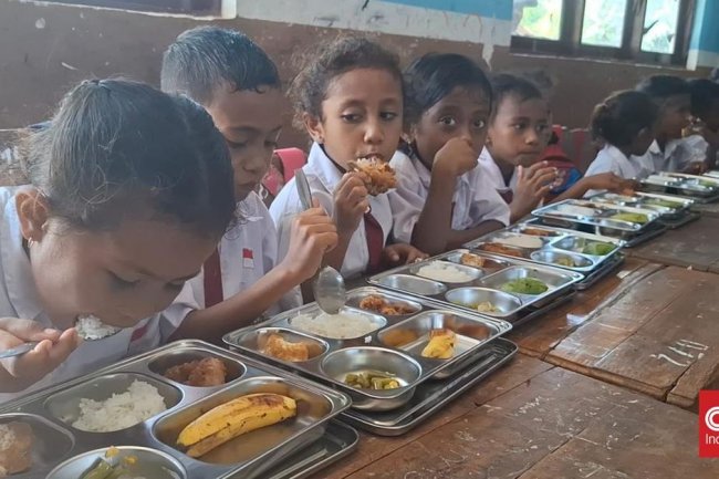 Orang Tua Siswa di NTT Curhat Makan Bergizi Gratis Berbau Busuk