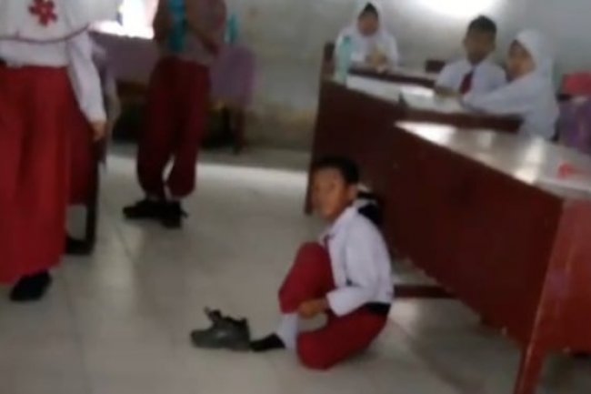 Kepsek Minta Maaf Peristiwa Siswa Dihukum Belajar di Lantai: Wali Kelasnya Diberi Sanksi