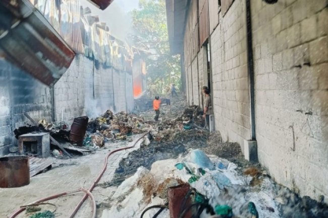 Pabrik Tali Rafia di Jombang Terbakar