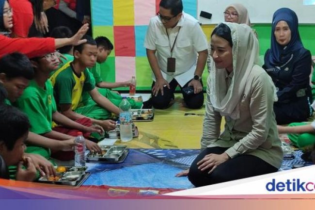 Wamendag Tinjau Program Makan Bergizi Gratis di SLB Slipi