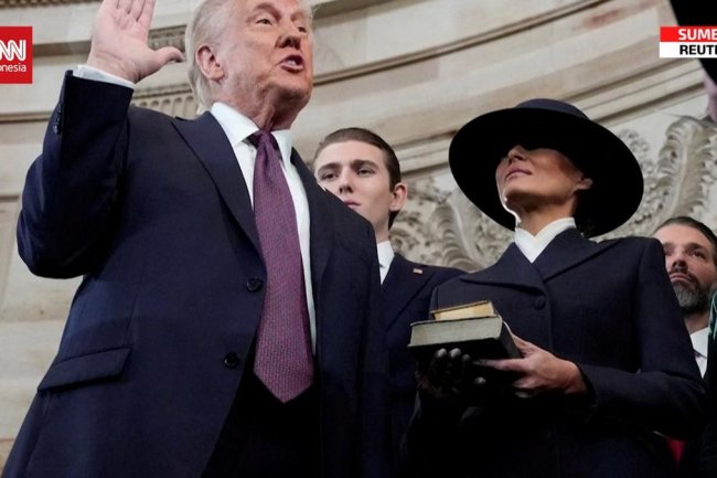 VIDEO: Trump Ketahuan Tak Pegang Alkitab saat Ucap Sumpah Jabatan