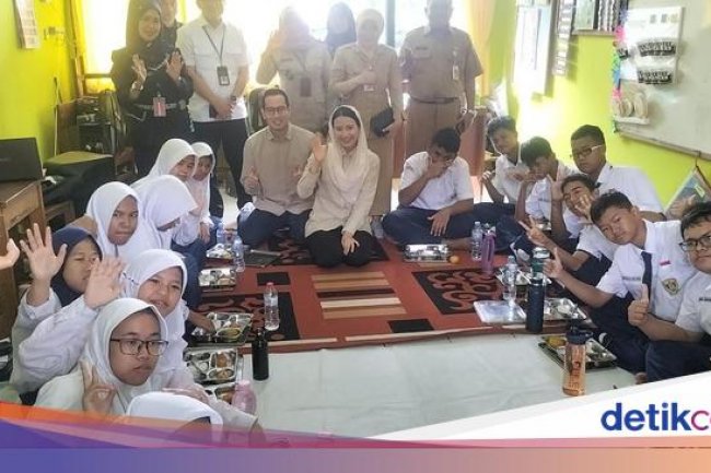 Acungan Jempol Siswa-siswa SLB 5 Slipi saat Dapat Makan Bergizi Gratis