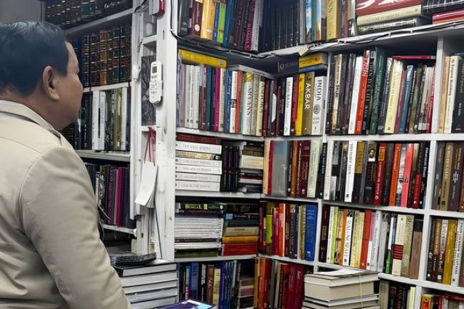Mayor Teddy Bagikan Momen Saat Prabowo Borong Buku di New Delhi, India