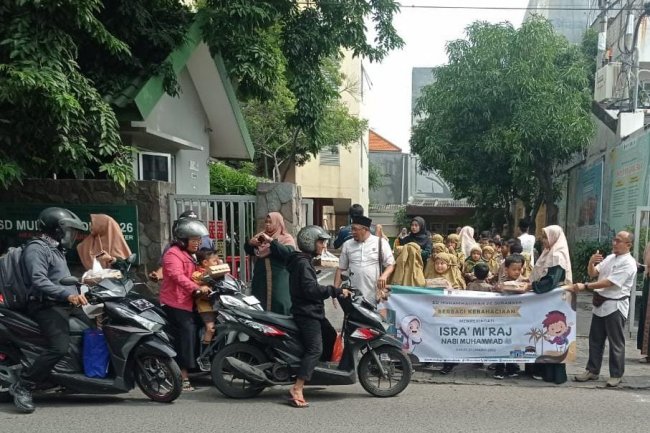 SD Muhammadiyah 26 Surabaya Maknai Peristiwa Penting Isra Miraj dengan Berbagi