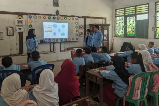 Mahasiswa KKN UIN Raden Fatah Palembang Kenalkan Teknologi Informasi ke Desa Awal Terusan