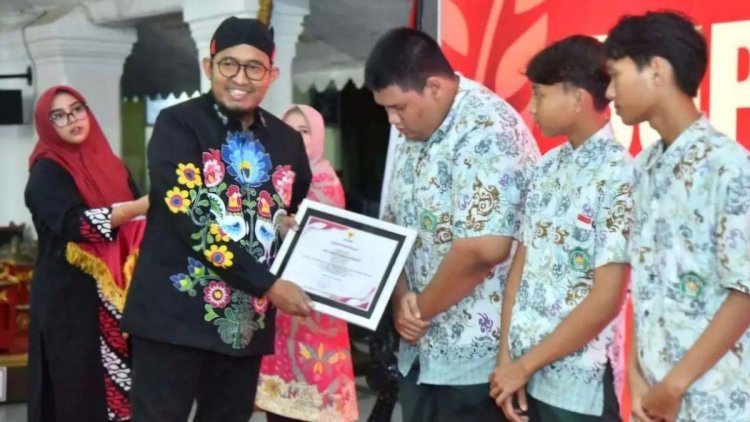 Bupati Fauzi Beri Penghargaan Tim Robotik MAN Sumenep Raih Prestasi Internasional - DPD PDI Perjuangan Jawa Timur