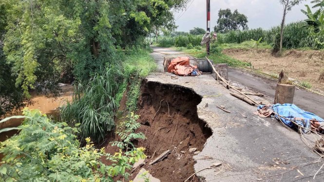 Jalan Rusak Akibat Longsor di Pasuruan Belum Teratasi