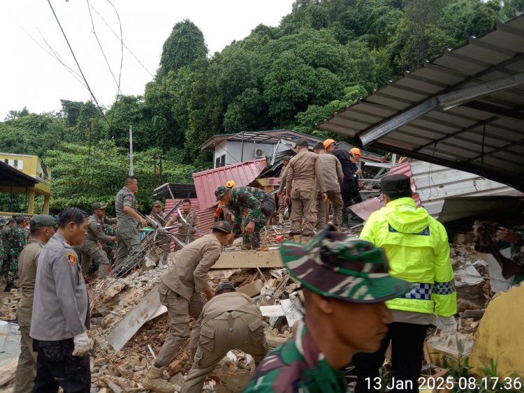 Kapolsek Sekupang Bersama Personil Sigap Tangani Peristiwa Longsor di Tiban Koperasi