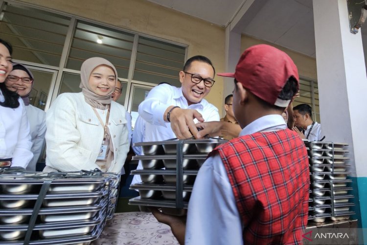 Wamen Investasi cek dan bagikan MBG di SDN Lengkong Gudang Tangsel