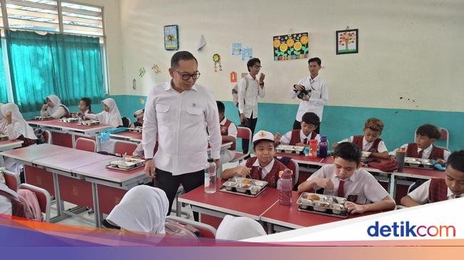 Wamen Investasi Tinjau Makan Bergizi Gratis di SDN Tangsel, Ini Menunya