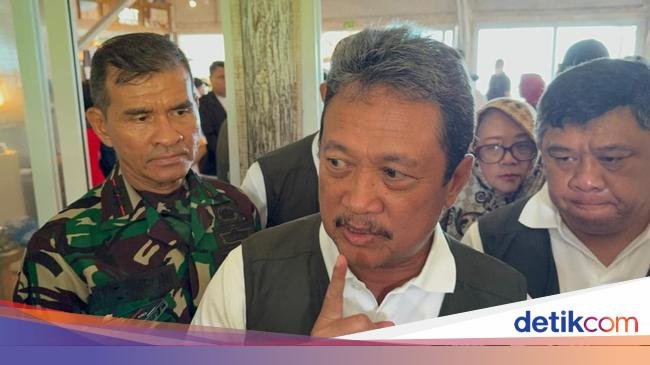 Menteri KKP Minta Pagar Laut di Tangerang Jangan Dibongkar!