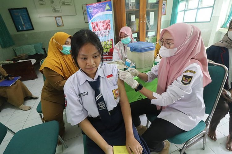 Vaksinasi HPV Pelajar Perempuan di Kediri