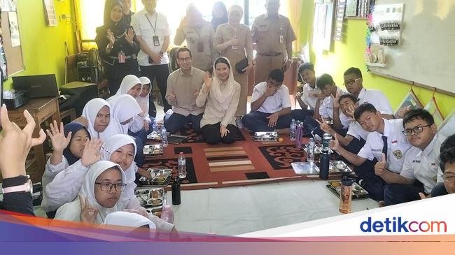 Acungan Jempol Siswa-siswa SLB 5 Slipi saat Dapat Makan Bergizi Gratis