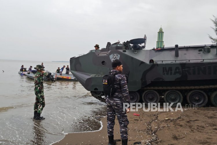 Bukan untuk Menabrak, Ini Alasan TNI AL Terjunkan Tank Amfibi untuk Bongkar Pagar Laut