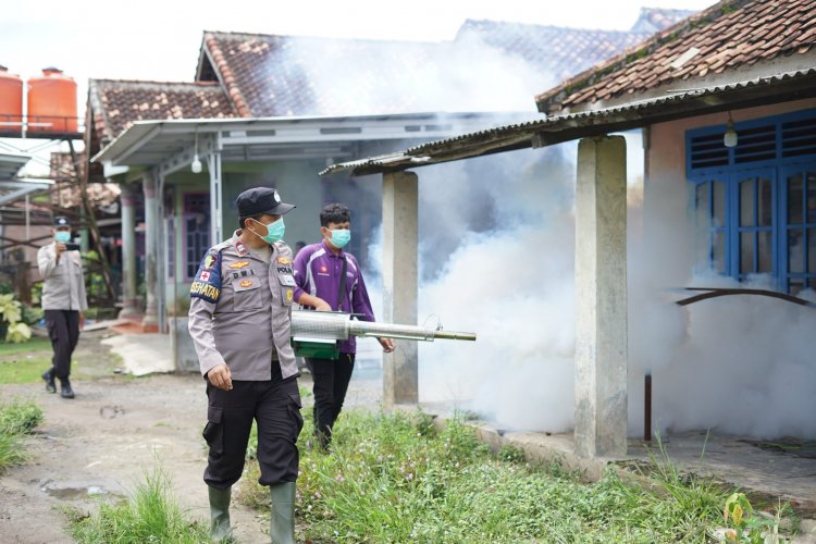 Polres Tulang Bawang Lakukan Fogging di 9 Lokasi Berbeda, AKBP Yuliansyah: Ingat 3M Plus Untuk Cegah DBD