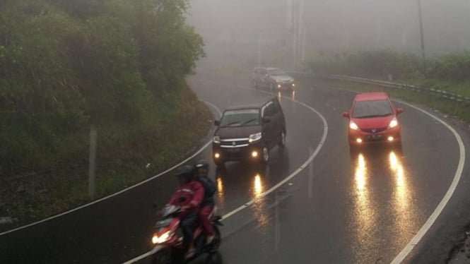 Terpopuler: Salah Kaprah Lampu Hazard, Tak Pakai Helm Dilarang Isi Bensin