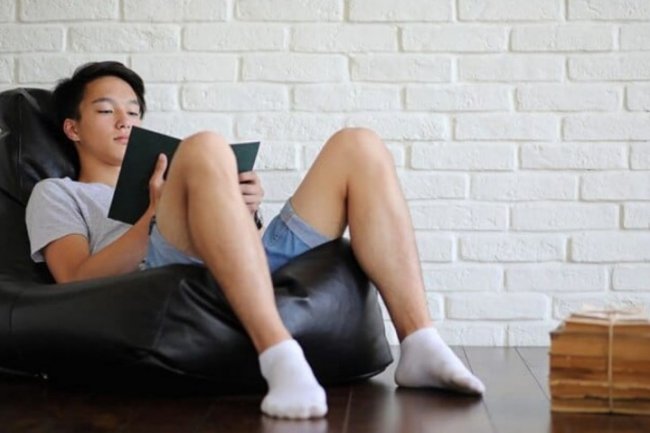 Sering Rebahan Bisa Sebabkan Kanker Pankreas di Usia Muda