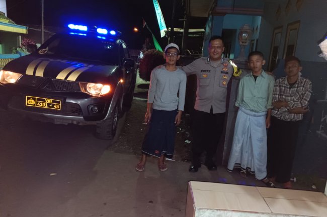 Tingkatkan Keamanan Desa Bhabinkamtibmas Polsek Kebonpedes Patroli Malam