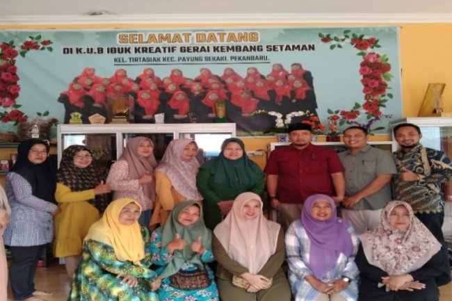 TIM PKM DOSEN FISIPOL UIR MEMBERIKAN PENYULUHAN INOVASI TEKNOLOGI INFORMASI PADA KELOMPOK USAHA BERSAMA IBU KREATIF KEMBANG SETAMAN DI KOTA PEKANBARU