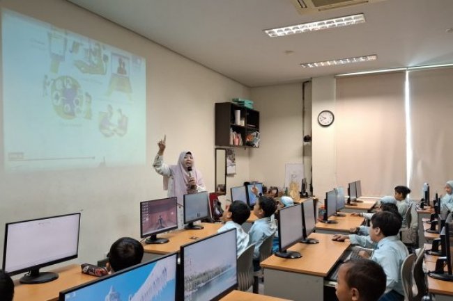 Ahli Teknologi Informasi ITS Ini Ajarkan Siswa Bijak Bersosial Media