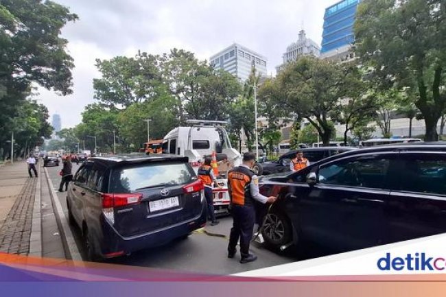 Bikin Macet, Mobil Parkir di Jalan Medan Merdeka Barat Jakpus Diderek Dishub