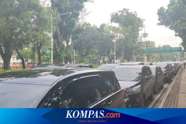 Panitia Ancam Derek Mobil Kepala Daerah yang Diparkir Sembarangan di Sekitar Monas
