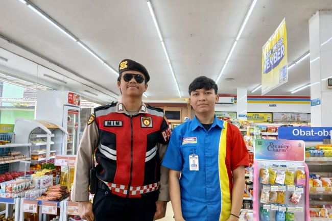 Polsek Lembursitu Gelar Patroli Sambang ke Minimarket, Sampaikan Imbauan Kamtibmas