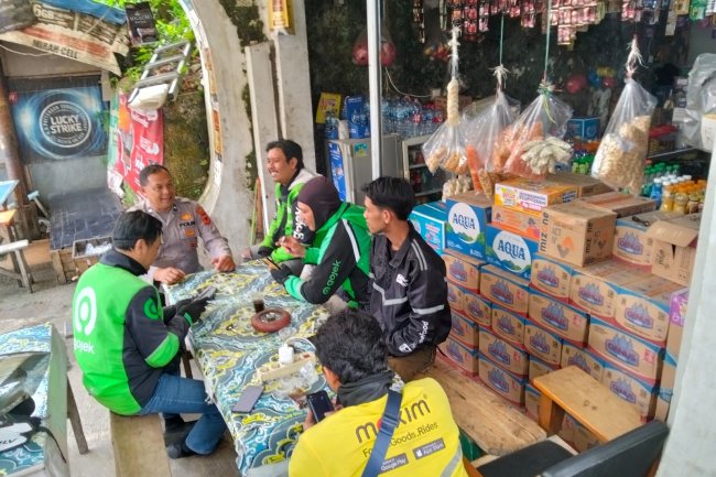 Patroli Polsek Cikole Laksanakan Giat Dialogis Dengan Ojol