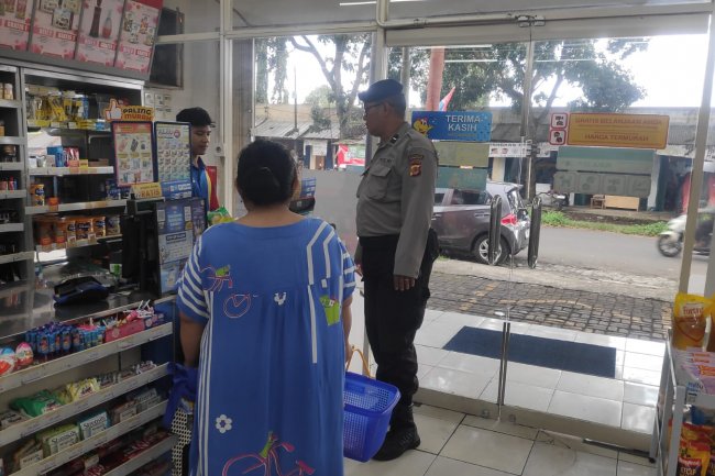Patroli Polsek Kebonpedes Berikan Himbauan Kamtibmas Terhadap Pengunjung Mini Market