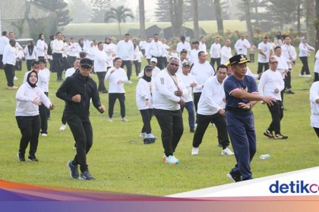 Pembukaan Retret, Mendagri Senam Bareng Kepala Daerah di Akmil Magelang