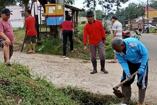 Lurah Kedondong Raye Bersama Warga Gotong Royong Bersihkan Saluran