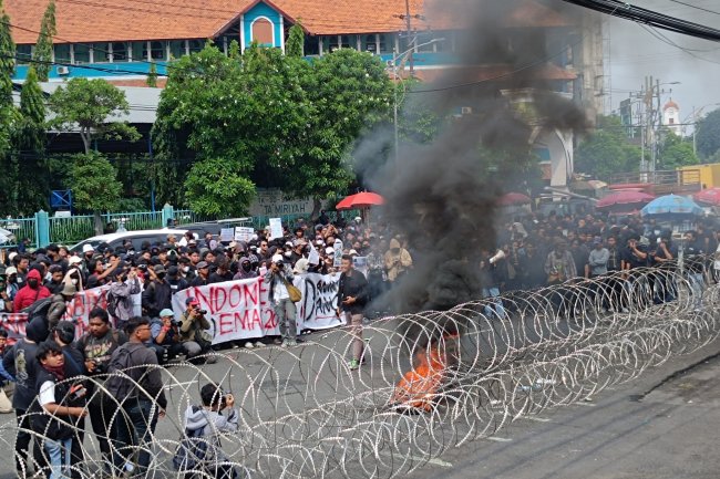 Demo Indonesia Gelap Jilid II di DPRD Jatim