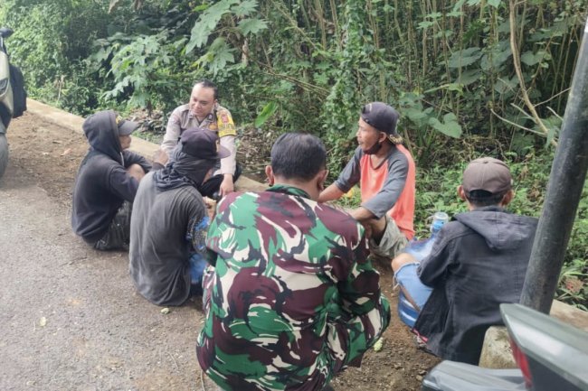 Bhabinkamtibmas Polsek Sukaraja bersama Babinsa melaksanakan kunjungan ke sejumlah petani