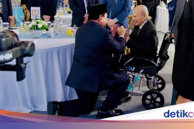 Momen Prabowo Membungkuk Salami Emil Salim di Peluncuran Danantara